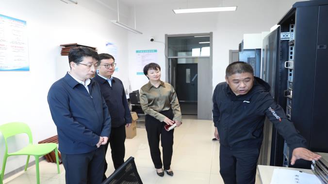 何大海、郑树一检查指导高考准备工作