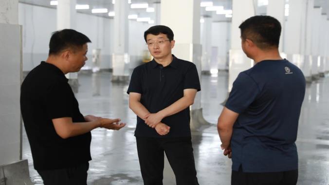 何大海调研重点产业和项目建设情况